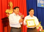 Trao Kỷ niệm chương Vì sự nghiệp Tuyên giáo cho Bí thư Tỉnh ủy Trần Thế Ngọc.