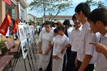 Học sinh xem triển lãm ảnh với chủ đề về ATGT tại lễ phát động.