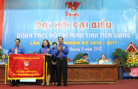 Trung ương Đoàn TNCS Hồ Chí Minh đã tặng bức trướng mang dòng chữ “Sáng tạo, xung kích, tình nguyện, lập thân, kiến quốc” cho tuổi trẻ Tiền Giang