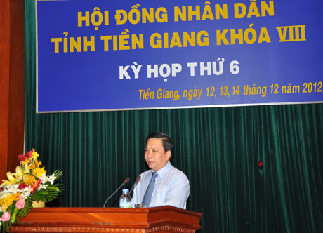 Bí thư Tỉnh ủy Trần Thế Ngọc phát biểu tại kỳ họp.