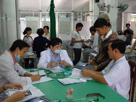 Các bác sĩ Bệnh viện Đa khoa Tiền Giang đang tiếp nhận bệnh nhân cấp cứu.