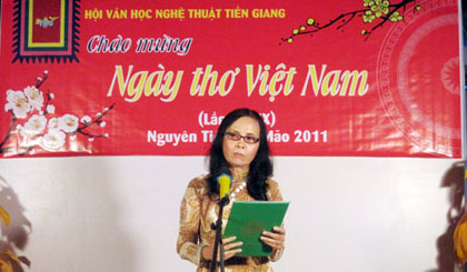 Nhà văn Thu Trang phát biểu khai mạc Ngày thơ Việt Nam năm 2011.