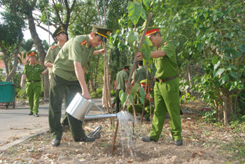 Đồng chí Đại tá Nguyễn Hữu Trí - PGĐ Công an tỉnh cùng các CBCS tham gia trồng cây.