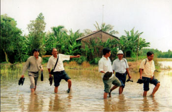 Anh Hồ Bé (thứ 2 từ trái qua) đi thăm gia đình nạn nhân.
