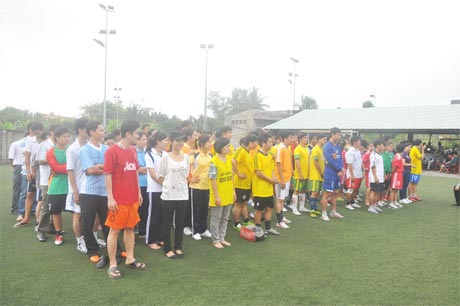 Các vận động viên nam, nữ tại lễ khai mạc giải bóng đá truyền thống 26-3.