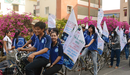 Hơn 300 sinh viên Đại học Tiền Giang hưởng ứng Giờ Trái đất năm 2013
