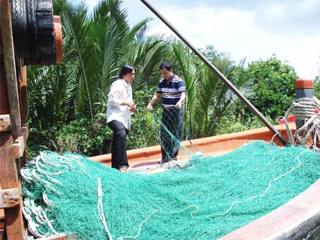 Cán bộ kỹ thuật hướng dẫn nghề mới cho ngư dân xã Tân Phước.