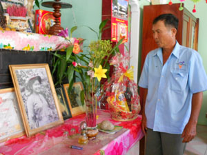 Ông Nguyễn Thanh Văn bên bàn thờ Nữ nhà giáo liệt sĩ Lê Thị Thiên.