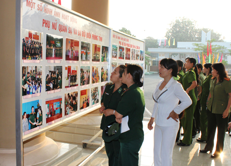 Đại biểu tham quan ảnh trưng bày hoạt động phụ nữ các đơn vị.