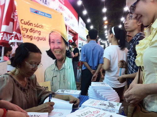 Chị Tâm đang ký tặng sách độc giả tại Hội chợ sách TP.HCM tháng 4.2012 - Ảnh: First News