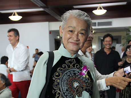 Nữ họa sĩ Đặng Ái Việt tại buổi ra mắt sách ảnh Tâm và tài.