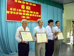 Ông Nguyễn Văn Quang, Chủ tịch Hội Nông dân tỉnh trao giấy khen cho các cá nhân.