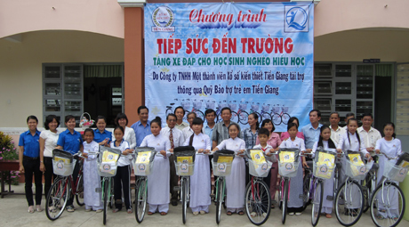 Chương trình "Tiếp sức đến trường" tặng xe đạp cho học sinh nghèo hiếu học.