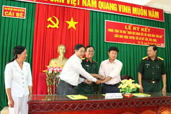 Ban CHQS Cái Bè ký kết với xã Tân Thanh và Mỹ Tân.