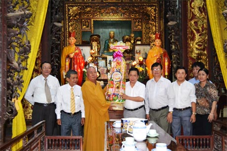 Bí thư Tỉnh ủy Trần Thế Ngọc và đoàn cán bộ lãnh đạo tỉnh chúc mừng Ban Trị sự Phật giáo tỉnh tại chùa Vĩnh Tràng.