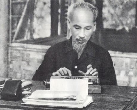 Bác Hồ - người thầy vĩ đại của báo chí cách mạng Việt Nam. Ảnh tư liệu