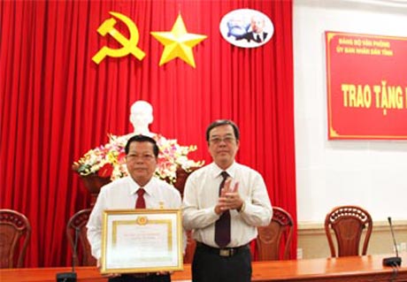 Trao tặng Huy hiệu Đảng 30 năm cho Chủ tịch UBND tỉnh Nguyễn Văn Khang