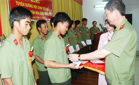 Thiếu tướng Nguyễn Xuân Tư, Phó Tổng cục trưởng Tổng cục Xây dựng lực lượng - CAND tặng quà cho các học sinh tiêu biểu.