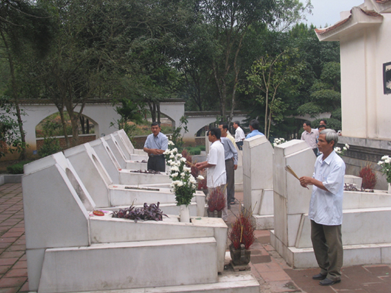 Du khách đến thắp hương ở các ngôi mộ của 10 cô gái hy sinh tại ngã ba Đồng Lộc.