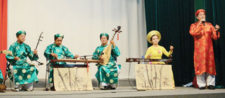 Đơn ca Ông thần lu (Tài tử Minh Đức biểu diễn) - một trong những tiết mục trình diễn tại Thượng Hải, Trung Quốc.