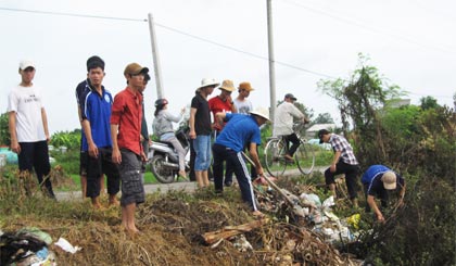 Ra quân dọn dẹp vệ sinh môi trường trên các tuyến đường tại xã Tân Tây, huyện Gò Công Đông.
