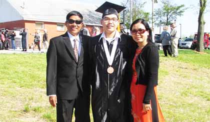 Trần Nguyễn Anh Tuấn và cha, mẹ ngày nhận bằng tốt nghiệp.