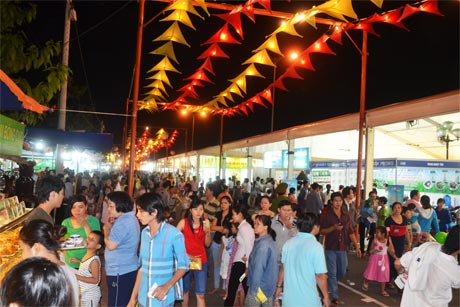 Hội chợ thu hút đông đảo khách tham quan, mua sắm.