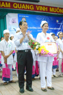 Ông Nguyễn Hùng Vỹ - Phó Giám đốc Sở Y tế trao giải nhất cho Nguyễn Thị Thu Trang.