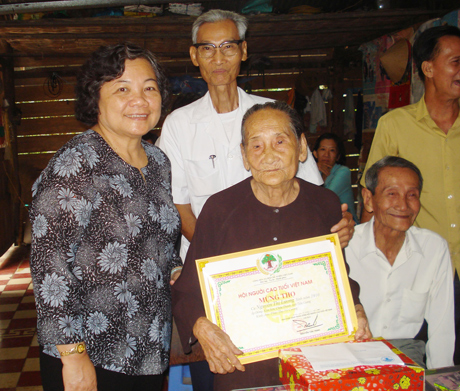 Bà Trần Thị Kim Cúc, nguyên Bí thư Tỉnh ủy mừng thọ và tặng quà NCT.