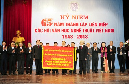Tổng Bí thư Nguyễn Phú Trọng trao bức trướng của Ban Bí thư tặng Hội Liên hiệp các Hội VHNT Việt Nam. Ảnh: Hà Trang