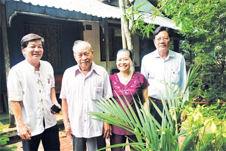 Đại diện công ty đến thăm gia đình ông Nguyễn Hoài Nam và tìm tư liệu về công ty.