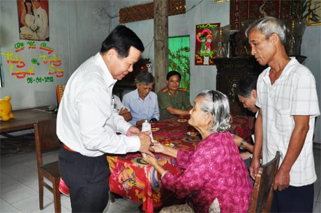 Ông Nguyễn Văn Khang, Chủ tịch UBND tỉnh thăm hỏi và tặng quà bà Nguyễn Thị Hai (ấp 2, xã Trung An, TP. Mỹ Tho).