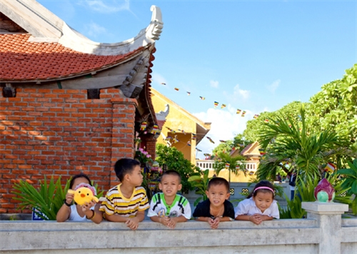  Trẻ em được chăm lo, vui chơi, học hành trên đảo Sinh Tồn.