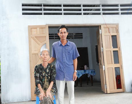 Ông Trương Văn Lễ và mẹ (ấp Tân Phú, xã Tân Lý Đông) trước căn nhà tình nghĩa mới cất do Đài PT&TH Tiền Giang tài trợ.
