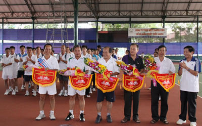 Ông Lý Minh Ân, Chủ tịch kiêm Giám đốc Công TNHH MTV Xổ số Kiến thiết Tiền Giang tặng hoa và cờ lưu niệm cho các đơn vị.
