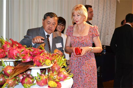 TS. Nguyễn Minh Châu giới thiệu giống thanh long ruột tím hồng tại buổi lễ ký kết dự án. Ảnh: N. Lan
