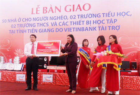Ông Nguyễn Văn Du, Phó Tổng Giám đốc VietinBank trao tượng trưng Ngân phiếu cho bà Trần Kim Mai, Phó Chủ tịch UBND tỉnh.