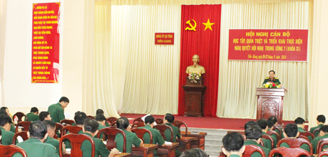 Đại tá Nguyễn Khắc Trung - Chính ủy Bộ CHQS tỉnh phát biểu khai mạc Hội nghị.