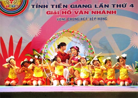 “Lời mẹ ru” do thí sinh Nguyễn Phan Tường Vi biểu diễn, là một trong những tiết mục dàn dựng hoành tráng, công phu.
