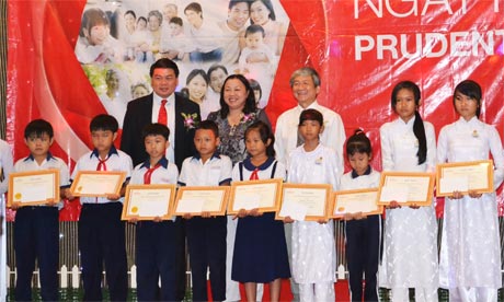 Lãnh đạo tỉnh và lãnh đạo Prudential Việt Nam trao học bổng cho học sinh nghèo vượt khó.