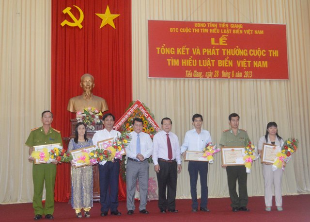 Ông Nguyễn Văn Khang, Chủ tịch UBND trao giải cho các cá nhân đoạt giải Nhất, Nhì và Ba cuộc thi.