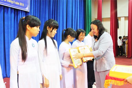 Bà Trần Kim Mai, Phó Chủ tịch UBND tỉnh trao Bằng khen của Bộ GD&ĐT cho học sinh giỏi cấp quốc gia.