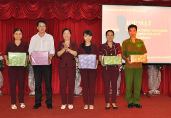 Bà Nguyễn Thị Bích Thủy, Phó Chánh Văn phòng UBND tỉnh trao quà cho các đội tham gia trò chơi trong buổi họp mặt.