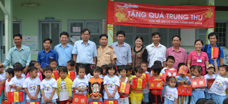 Lãnh đạo và nhân viên Báo Ấp Bắc trao quà trung thu cho học sinh xã Tân Hòa Đông (Tân Phước).
