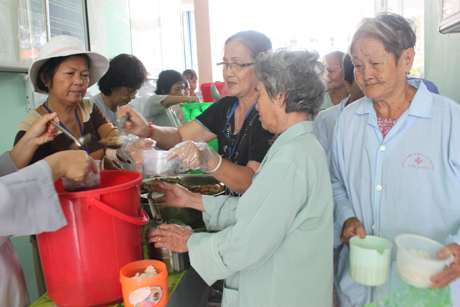 Những bát cơm từ thiện được trao tận tay bệnh nhân nghèo.
