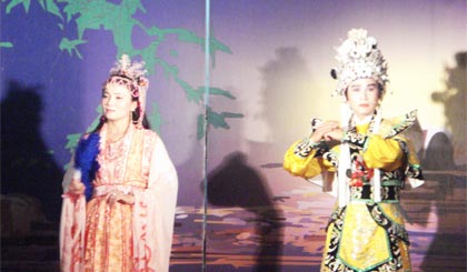 Trích đoạn cải lương biểu diễn tại rạp hát Tiền Giang.