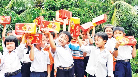 Học sinh nghèo xã Tân Phú (Cai Lậy) vui mừng được Báo Ấp Bắc tặng quà Trung thu năm 2010.