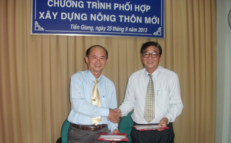 Ông Trần Hoàng Diệu, Chủ tịch Liên hiệp các Hội Khoa học và Kỹ thuật Tiền Giang và ông Nguyễn Thanh Cẩn, Giám đốc Sở NN&PTNT tiến hành ký kết Chương trình phối hợp “Xây dựng NTM”.