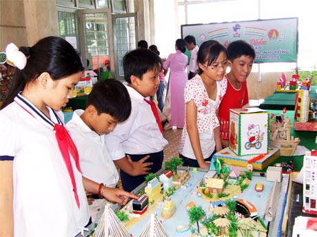Học sinh đến xem triển lãm các tác phẩm tham dự Cuộc thi sáng tạo thanh, thiếu niên, nhi đồng tỉnh Tiền Giang lần thứ I-2008.