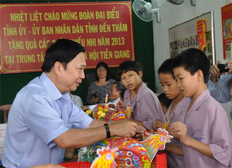 Bí thư Tỉnh ủy Trần Thế Ngọc tặng quà Trung thu cho trẻ em đang được nuôi dưỡng tại Trung tâm Bảo trợ xã hội tỉnh.